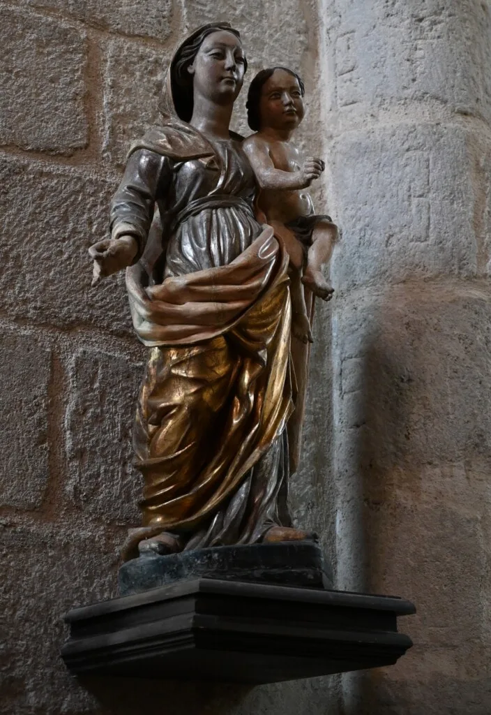 Image of mary and a pearl in a church in france similar to the statue in église saint-saturnin de palairac